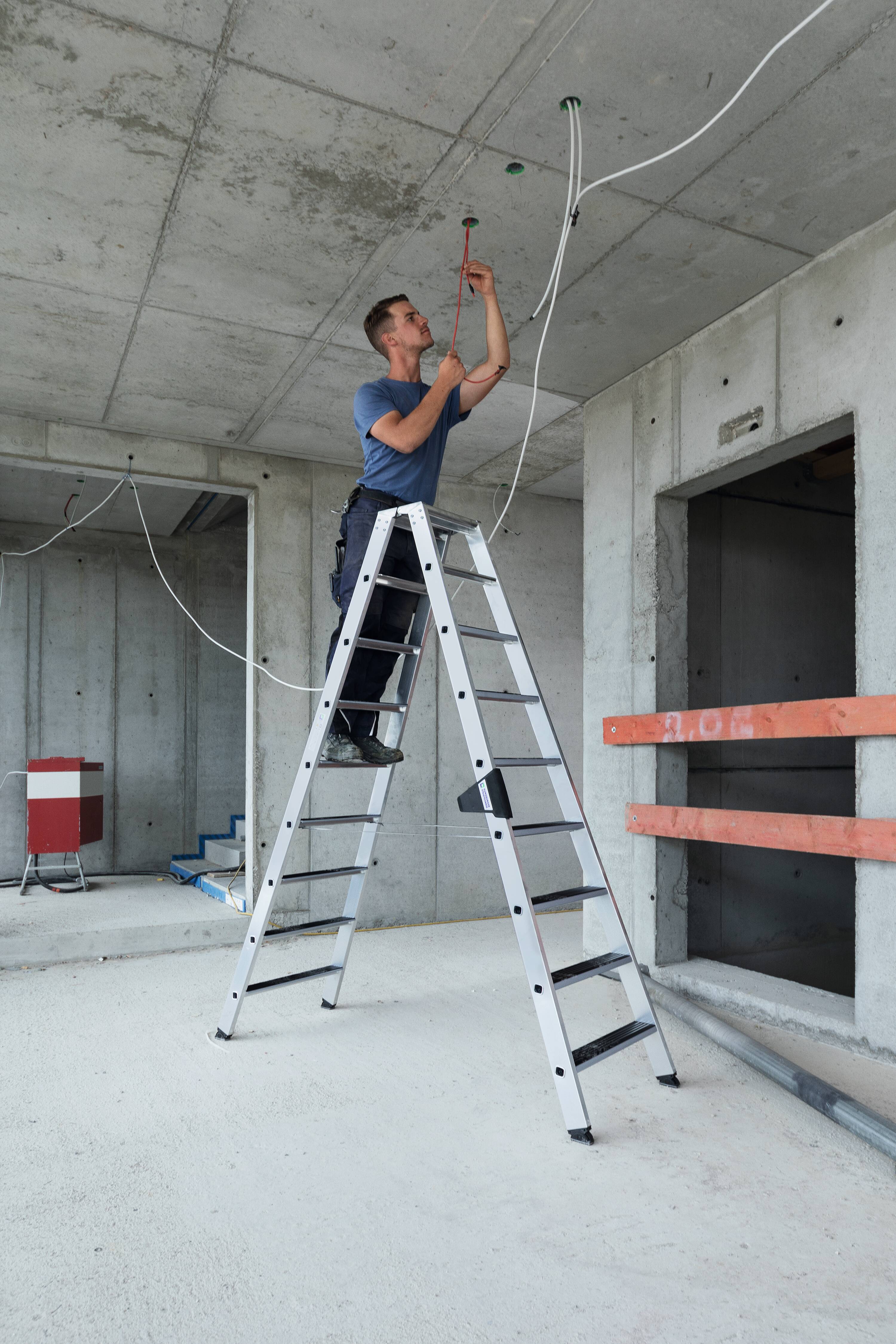 Stufen-Stehleiter beidseitig begehbar mit clip-step 2x3 Stufen