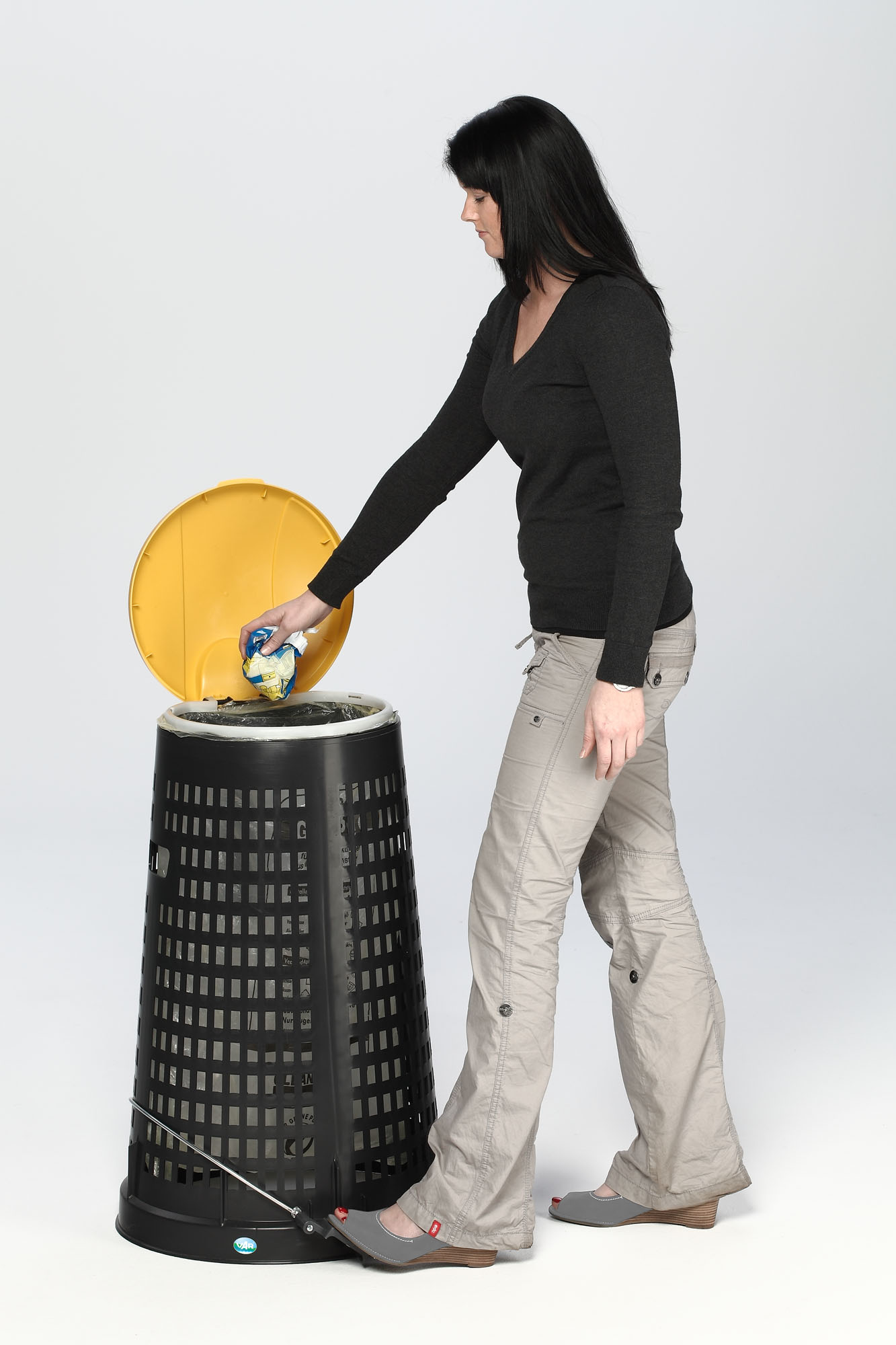 Robuster Abfallsammler Korbständer mit Klemmring | 90 Liter, HxBxT 88x52,5x52,5cm | Kunststoff | Schwarz | Gelber Deckel