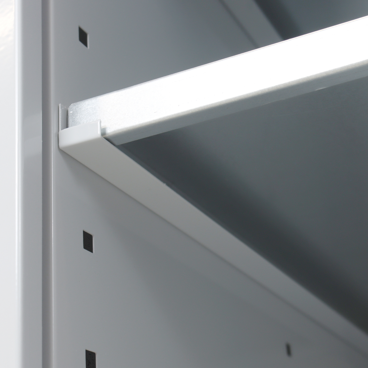 Stahlblechschrank mit Tür und 2 Fachböden für Werkbank Rhino| HxBxT 80x53x70cm | Traglast 50kg | Lichtgrau/Lichtblau